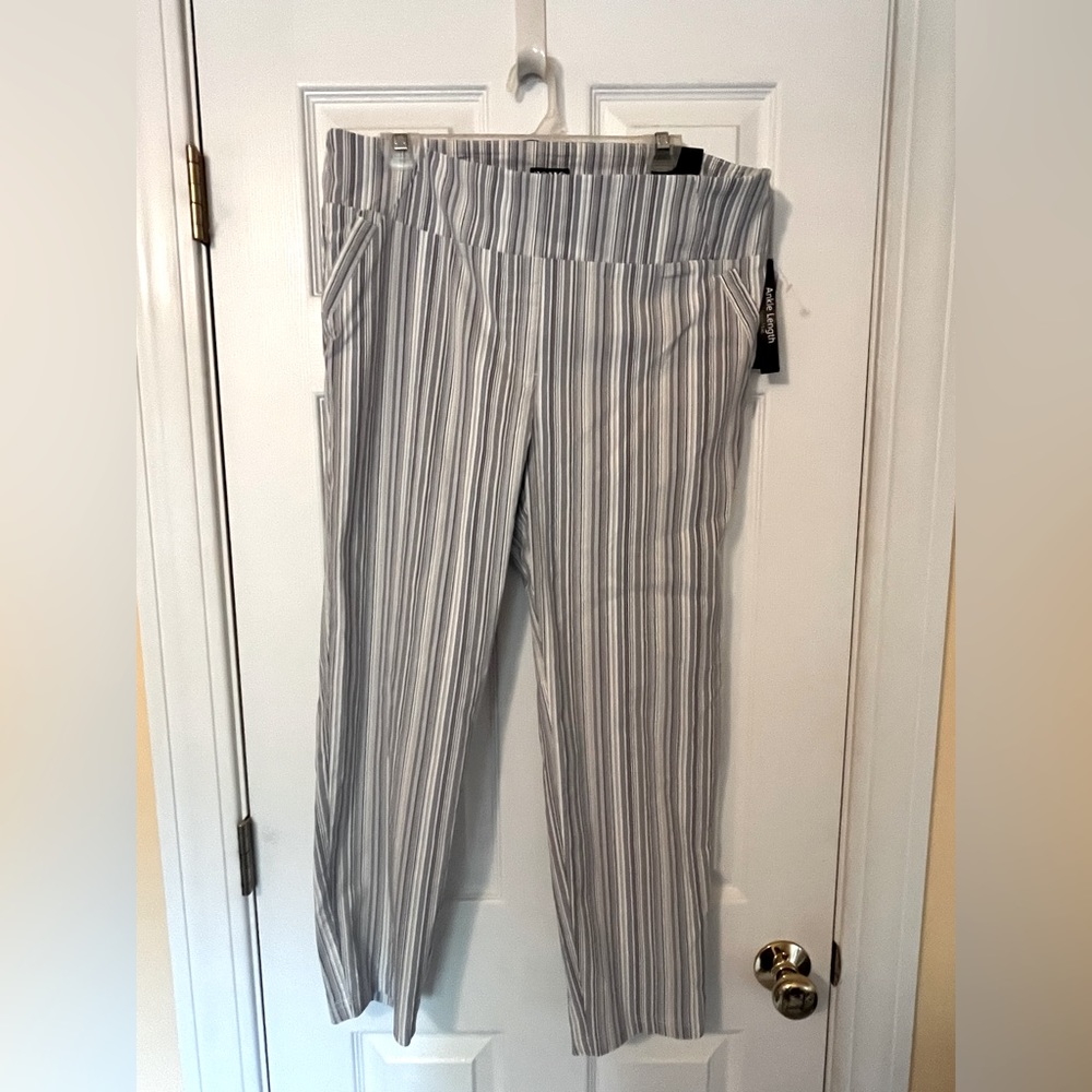 NWT Soho apparel Plaid pull on ankle pants size XL
